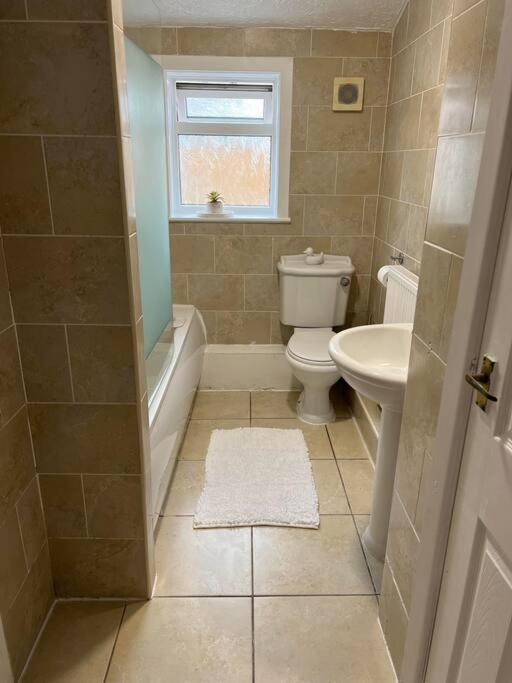 The White House: Cheerful 3-Bedroom Home in Wigan Ince-in-Makerfield Exterior photo